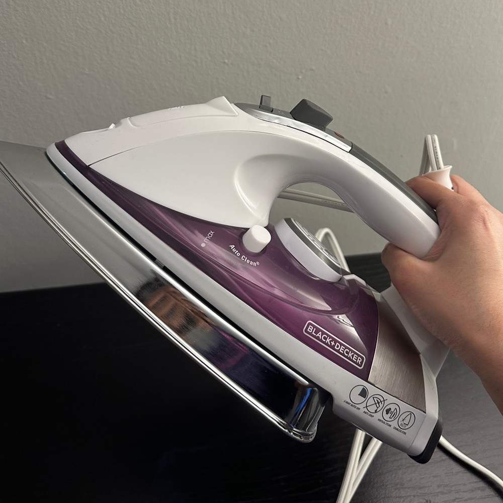 Black & Decker Purple and White Steam Iron